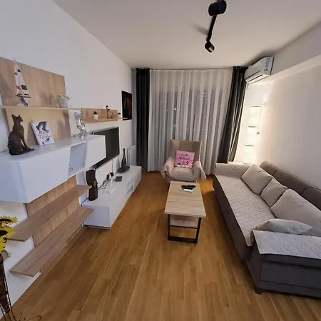 Golden Gate, Modern With Parking Apartment
